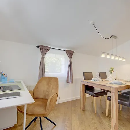 - Kinderspielplatz - Garten Mit Feuerstelle