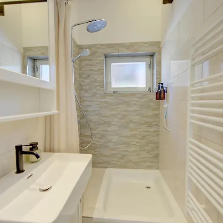 - Kinderspielplatz - Garten Mit Feuerstelle