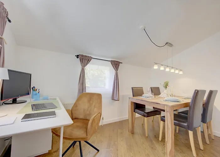 - Kinderspielplatz - Garten Mit Feuerstelle