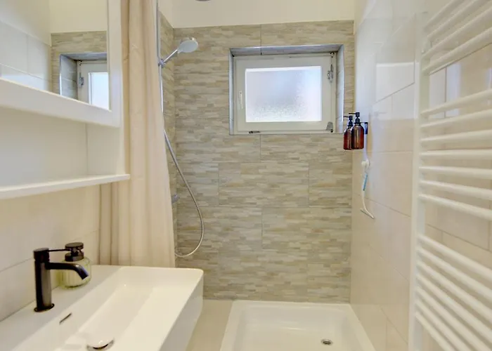 - Kinderspielplatz - Garten Mit Feuerstelle